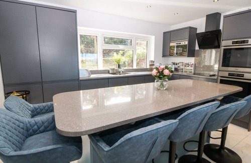 Llwyngwril Cabaña | MACHLUD HAUL, character holiday cottage, with open fire in Llwyngwril