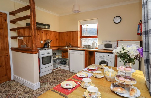 Llanybydder Casa | MACHLUD HAUL, pet friendly, with a garden in Llanybydder