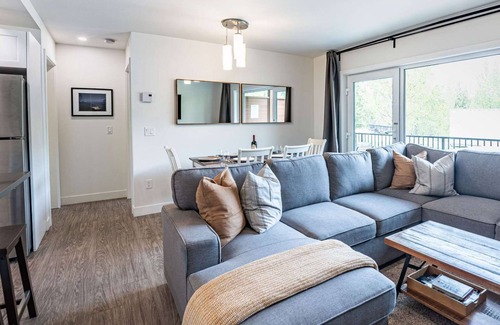 Revelstoke Condominio | Mackenzie Village Condo with Private Hot Tub