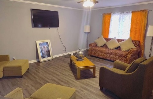 Macon Casa | Macon Duplex Getaway | 3BR, WiFi, BBQ and Parking