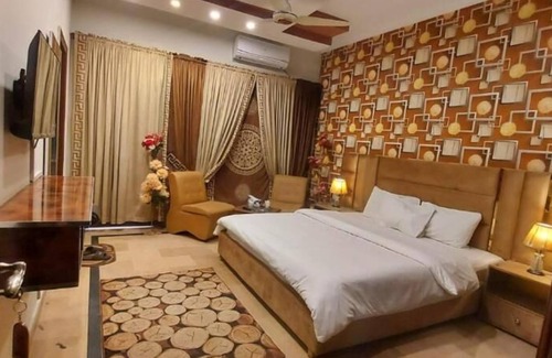 Islamabad Cabina | Madcrew Lodge