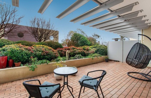 Phillip Apartamento | MadeComfy Spacious Canberra Living with Courtyard