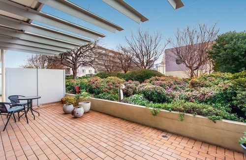 Phillip Apartamento | MadeComfy Spacious Canberra Living with Courtyard