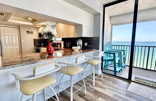 Madeira Beach Condominio | Madeira Towers 504 Corner Beachfront Unit