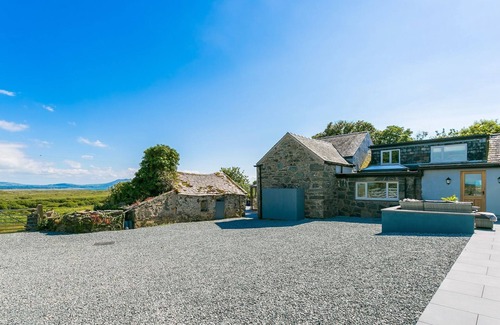 Dwyran Cabaña | Maes y Ceirchdir - sleeps 10 guests in 5 bedrooms