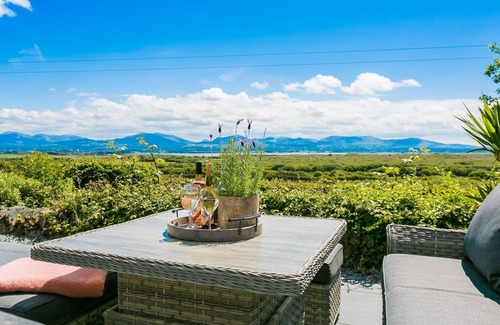 Dwyran Cabaña | Maes y Ceirchdir - sleeps 10 guests in 5 bedrooms