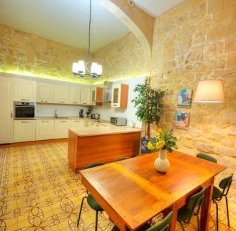 Valletta Casa | Magestic palazzo, jacuzzi on roof terrace GOVAL-3