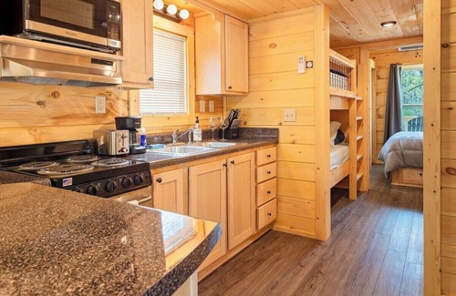 Lookout Valley Neighborhood Association Apartamento | Maggie Cabin | Enjoy Nature from a Forest Hot Tub