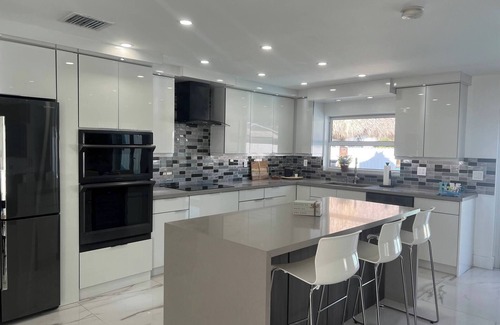 Kendale Lakes Casa | Maggie Home In Kendall - Pool And Tiki Bar