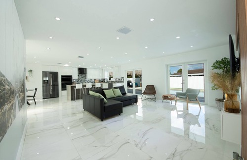 Kendale Lakes Casa | Maggie Home In Kendall - Pool And Tiki Bar