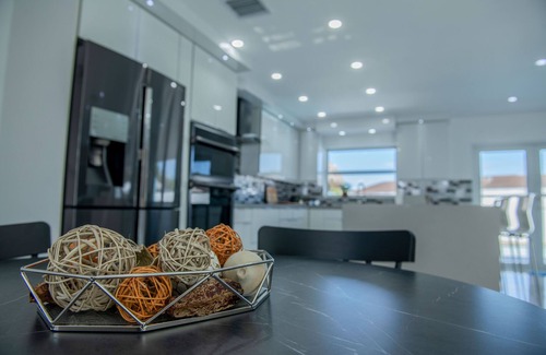 Kendale Lakes Casa | Maggie Home In Kendall - Pool And Tiki Bar