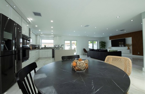 Kendale Lakes Casa | Maggie Home In Kendall - Pool And Tiki Bar
