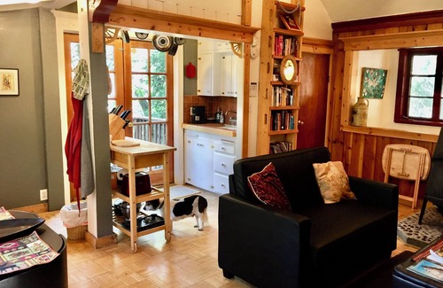 Lake Arrowhead Cabina | Magic Love Nest - 5 min from village. Stream below.