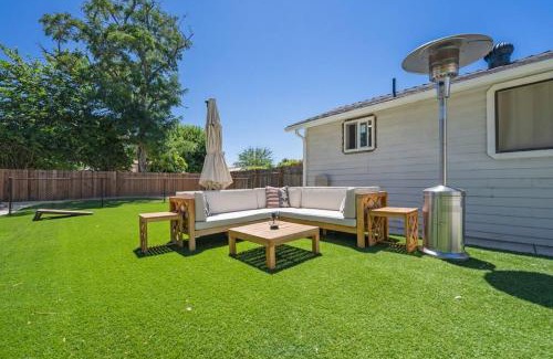 Newhall Casa | Magic Mountain 4 Bedroom 3 Bath Escape Modern Home