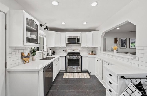 Newhall Casa | Magic Mountain 4 Bedroom 3 Bath Escape Modern Home