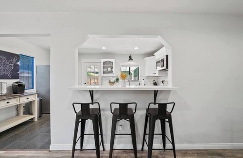 Valencia Casa | Magic Mountain 4 Bedroom 3 Bath Escape Modern Home