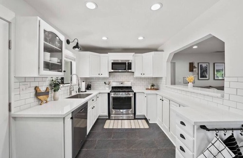 Valencia Casa | Magic Mountain 4 Bedroom 3 Bath Escape Modern Home