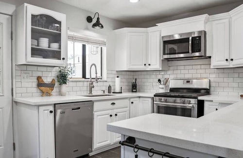 Valencia Casa | Magic Mountain 4 Bedroom 3 Bath Escape Modern Home