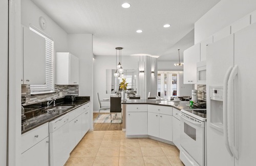 Crystal Cove Casa | Magical 4BR Disney Retreat, with PVT Pool & Games