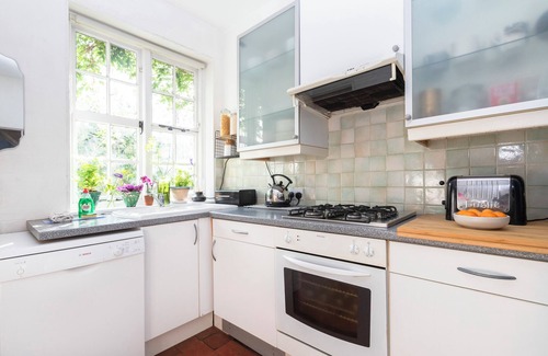 Hanger Hill Cabaña | Magical Arts and Craft Cottage - Ealing W5 (15 mins to W1)