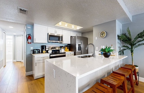 Royal Palm Bay Condominio | Magical condo with playground, pool, hot tub, tennis courts, & washer/dryer