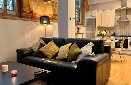 Watford Apartamento | Magical Converted Church Duplex Apartment, Close to Harry Potter Studios