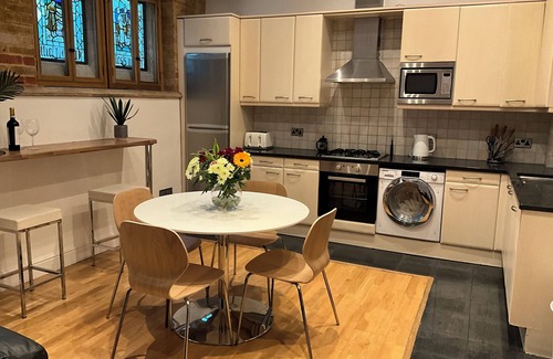 Watford Apartamento | Magical Converted Church Duplex Apartment, Close to Harry Potter Studios