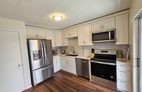 Indian Wells Casa | Magical Getaway: Cozy Home Minutes from Disney, Restaurants & Outlets!