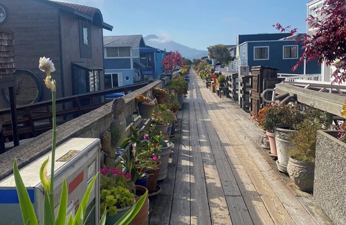 Marin City Alquiler De Eote | Magical, light-filled houseboat with spectacular views.