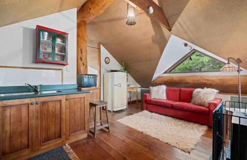 Alexandra Casa | Magical Loft Among the Trees at Homewood Forest Retreat