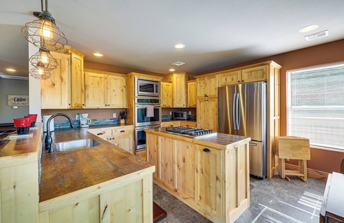 Pineville Cabaña | Magical Pineville Oasis: Gas Grill & Scenic Deck!