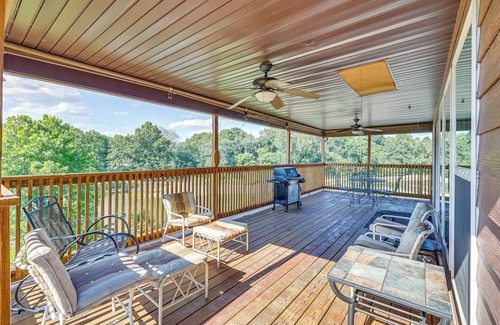 Pineville Cabaña | Magical Pineville Oasis: Gas Grill & Scenic Deck!