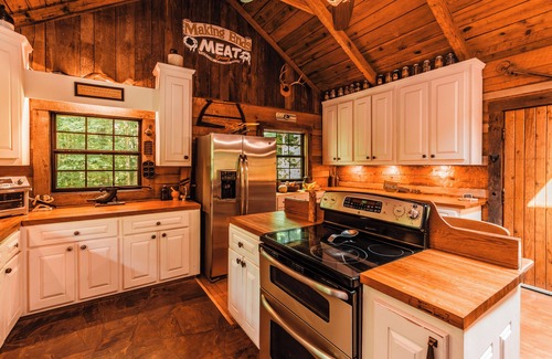 Gatlinburg - Pigeon Forge Casa | Magical Private Creekside Cabin in the Smokies