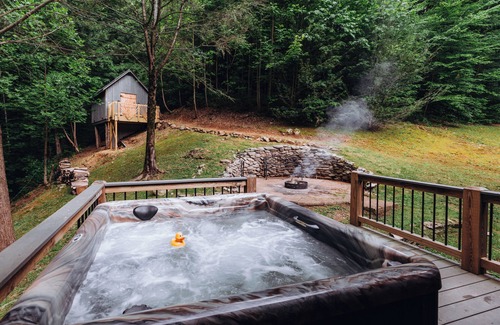 Gatlinburg - Pigeon Forge Casa | Magical Private Creekside Cabin in the Smokies