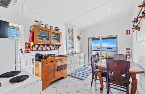 Marks Point Cabaña | Magical Private Waterfront Iona Cottage