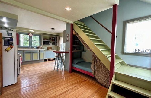 Wellfleet Casa | Reno'd Barn recientemente en más de 8 acres, jardines orgánicos, bosque de pinos tranquilo y aislado
