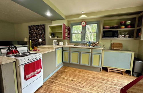 Wellfleet Casa | Reno'd Barn recientemente en más de 8 acres, jardines orgánicos, bosque de pinos tranquilo y aislado