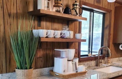 Pocono Pines Cabina | Magical | Riverfront | Hot Tub | Firepit Nights