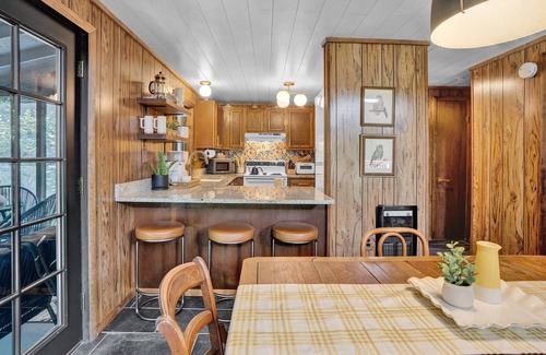 Pocono Pines Cabina | Magical | Riverfront | Hot Tub | Firepit Nights