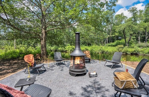 Pocono Pines Cabina | Magical | Riverfront | Hot Tub | Firepit Nights