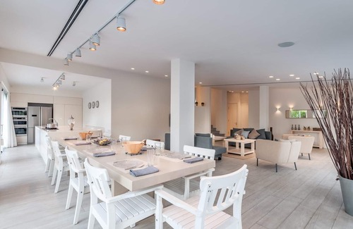 Herzliya Pituach Villa | Villa-Villa-Baño con ducha-Terraza