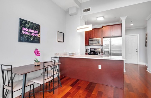 Olde Kensington Apartamento | Magnificent 1BR w/ Pool & Gym