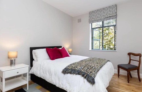 Ballsbridge Apartamento | Magnificent 2 Bedroom Flat in Historic Army Barracks