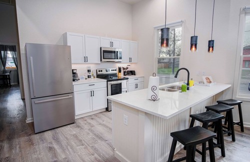 Near East Side Cabaña | Magnificent 4BR Near Famous Riverwalk and Downtown