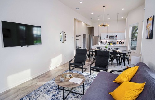 Near East Side Cabaña | Magnificent 4BR Near Famous Riverwalk and Downtown