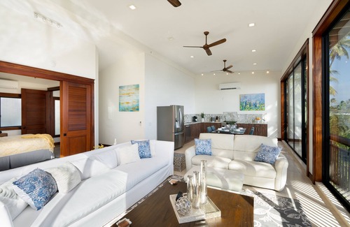 Kuliouou - Kalani Iki Casa | Magnificent beach front sunsets