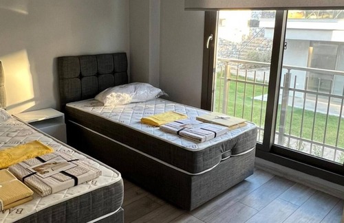 Milas Apartamento | Magnificent Flat with Pool and Balcony