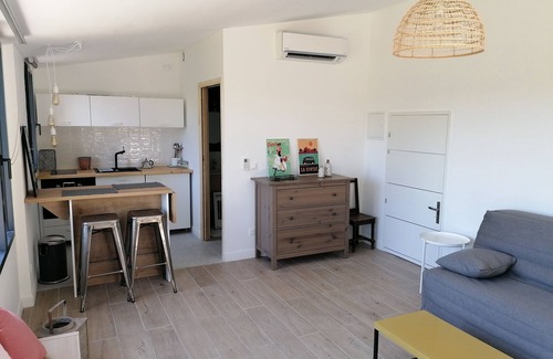 Carnoux-en-Provence Apartamento | Magnificent studio completely redone with swimming pool and open view