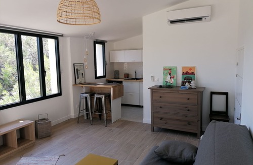 Carnoux-en-Provence Apartamento | Magnificent studio completely redone with swimming pool and open view