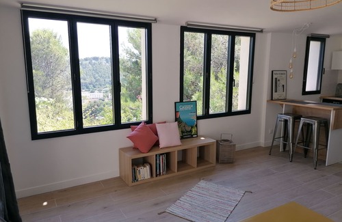 Carnoux-en-Provence Apartamento | Magnificent studio completely redone with swimming pool and open view